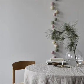 Irislights Dunes 35-lights Flerfarget Fra Irislights - Lyslenken best&aring;r av h&aring;ndlagde kuler i lysegr&oslash;nt, blekrosa og beige som slipper lyset fra LED-lenken gjennom p&aring; en diffus og stemningsfull m&aring;te.