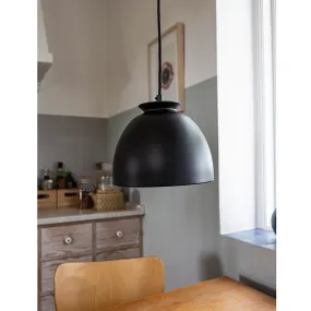 Bloom Ø23 Svart Fra Superliving - Lampen har en matt sort lakk og svart tekstilledning for et elegant utseende.