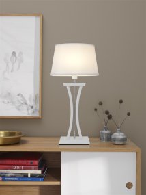 New Chelsea 60cm Hvit bordlampe Fra Cottex - Ny Chelsea XL bordlampe i hvitt tre&auml; med kromdetaljer og en elegant oval skjerm som gir en myk og behagelig belysning.