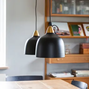 Urban Ø24 Svart Taklampe Fra Superliving - Med sin unike form og materialer av h&oslash;y kvalitet er Urban ikke bare en belysningsl&oslash;sning &ndash; det blir et designikon i interi&oslash;ret ditt.