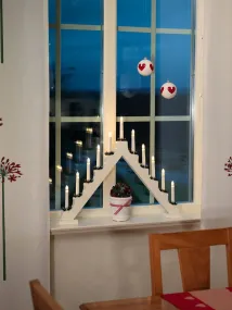 Candelabra 11 Lights Hvit Fra Konstsmide - Med sine 11 lys i klassisk trapesform og dekorative mansjetter skaper den en varm og festlig atmosf&aelig;re i hjemmet.