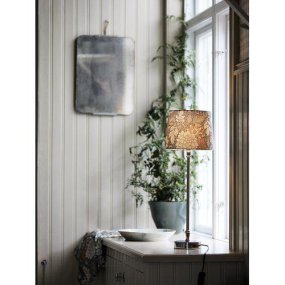 Liam 55cm Sølv/grønn bordlampe Fra PR Home - Skjermmål: 20 cm diameter nederst, 17 cm øverst og 15 cm høy.