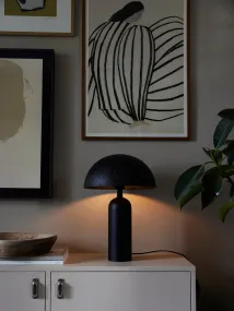 Carter 45cm Svart Fra PR Home - Carter er laget av metall i en matt svart finish, skjermen er 31cm i diameter og har et dekorativt hamret mønster.