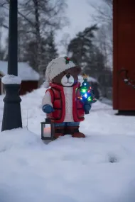 Stor Teddybjørn 66cm Flerfarget Fra Konstsmide - Batteridrevet (5xAA, 1,5V &ndash; ikke inkludert) med 6 timers timer og IP44-klassifisering for utend&oslash;rs bruk.