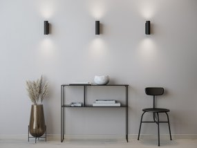 Tyson 20cm Svart vegglampe Fra Belid - Den stilige og elegante vegglampen Tyson sprer et mykt lys opp og ned, og skaper en hyggelig atmosf&aelig;re n&aring;r den er tent.