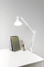 Venla Hvit klemmelampe Fra Airam - Klassisk og tidl&oslash;s skrivebordslampe og innvendig armatur.