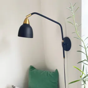 Urban 40cm Svart Fra Superliving - Med en roterbar arm og en skjerm som kan dreies hele 345°; gir lampen fleksibel og tilpasningsdyktig belysning for alle behov.