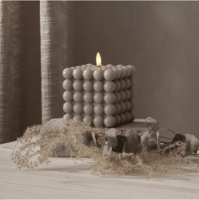 LED Blokklys Flamme Dot Grå Fra Star Trading - Den har timerfunksjon og n&aring;r bryteren er p&aring;; timermodusen lyser lyset i 6 timer p&aring;, 18 timer av, og gjentar med en vakker realistisk flamme i varm hvitt.