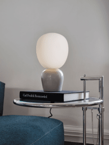 Buddy 34cm Greige bordlampe Fra Belid - Med sin jevne gl&oslash;d og sofistikerte design blir Buddy en naturlig del av hjemmet, en f&oslash;lgesvenn som sprer lys og karakter i generasjoner fremover.