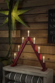 Candelabra 7 Lights RØD Fra Konstsmide - Sammenleggbar elektrisk lysestake med 7 lys, laget av r&oslash;dmalt tre, dekorert med messingringer rundt hvert lys for en elegant touch.