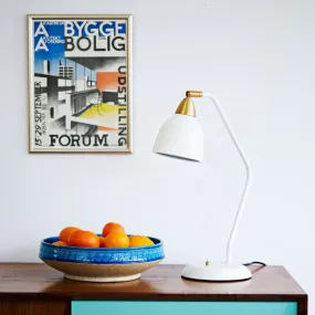 Urban 45cm Hvit skrivebordslampe Fra Superliving - Perfekt til løsning, jobb eller som en stilig detalj i hjemmet.