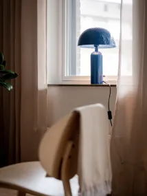 Carter 45cm Blå Fra PR Home - Carter er laget av metall i en blank blemme; finish, skjermen er 31cm i diameter og har et dekorativt hamret mønster.