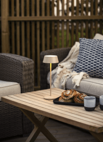 Menton 30cm Sand bærbar Fra Konstsmide - Lampen er utstyrt med en berøringsdimmer for å justere lysstyrken og fargetemperaturen fra varmt gult lys til varmt hvitt lys.