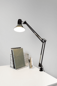 Venla Svart klemmelampe Fra Airam - Klassisk og tidl&oslash;s skrivebordslampe og innvendig armatur.