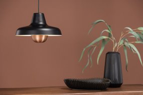 Högbyn Ø30 Svart Taklampe Fra Venture Design - Kobberdetaljene rundt lyskilden gir et elegant og sofistikert preg som virkelig skiller seg ut og er prikken over i-en.