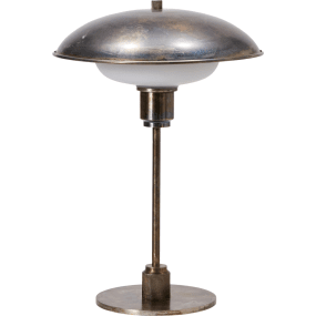 Boston 42cm Antikk brun bordlampe Fra House Doctor - Det er en moderne klassiker med et industrielt preg takket være jernets materiale og overflatebehandlingen til lampeskjermen og sokkelen.