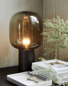 Note 52cm Brun bordlampe Fra House Doctor - Balanse definerer designet d&aring; lampeskjermen er lett strukturert og med en st&oslash;rrelse som st&aring;r i kontrast til den stilige og mindre sokkelen.
