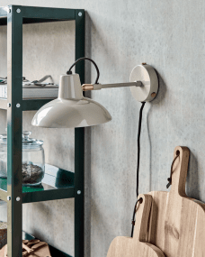 Desk Ø18 Grå vegglampe Fra House Doctor - Med sin glatte emaljefinish og grå; farge den passer perfekt i ethvert rom og legger til både raffinement og allsidighet.