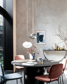 Opal Ø22 Messing Fra House Doctor - Opal har en hvit glassskjerm og en messingfarget oppheng.