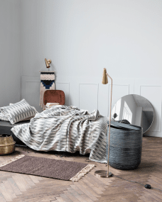 Precise Messing gulvlampe Fra House Doctor - Precise skaper en koselig atmosfære i hjemmet ditt – både med lys og design.