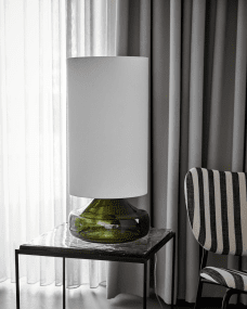 Matte 68cm Grønn bordlampe Fra House Doctor - Forvandle hjemmet ditt med denne sofistikerte bordlampen, som kombinerer en grønn glasssokkel med en lys off-white lampeskjerm.
