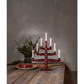 Tradition RØD Fra Star Trading - Tradisjonell trelysestake malt i r&oslash;dt med dekorative detaljer.