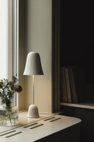 Blåklockan 50cm Hvit bordlampe Fra Globen Lighting - Blå Klokken er en elegant og tidløs bordlampe i jern med en høyglanset elfenbensfarget finish.