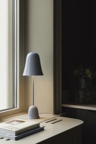 Blåklockan 50cm Lys blå bordlampe Fra Globen Lighting - Den blå klokken er en elegant og tidløs bordlampe i jern med en høyglanset lyseblå finish.
