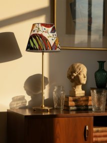 Julie 52cm Messing/flerfarget Fra PR Home - Den har en vakker lampefot i messingfinish kombinert med en dekorativ, oval lampeskjerm i klassisk form, som gir et tidl&oslash;st og harmonisk uttrykk.