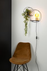 Circle 43cm Svart vegglampe Fra Lucide - Med en dobbel hylle kan du enkelt plassere en plante, en fotoramme eller en statue ved siden av den &aring;pne lyskilden.