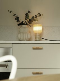Lucie 16cm Natur Fra PR Home - Denne marmorbordlampen er en elegant og luksuri&oslash;s interi&oslash;rdetalj som gir en varm og behagelig gl&oslash;d n&aring;r den er p&aring;.