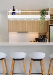 Miravelle 110cm Hvit Taklampe Fra Lucide - Den er laget av høykvalitets metall og har seks spotlights og plass over for å plassere glass, pepper- og saltkverner eller vakre planter og urter.