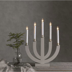 Eli Beige Fra Star Trading - Nydelig trelysestake med fem lys og gullbelagt dekor, enkel &aring; plassere og skaper en herlig julestemning b&aring;de i vinduet og inne i rommet.