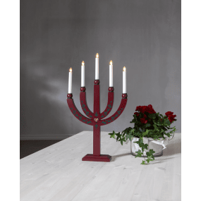 Elias Tradition RØD Fra Star Trading - Adventslysestaken har 5 lyskilder som gir lysstaken koselig belysning og en hjemmekoselig julef&oslash;lelse.
