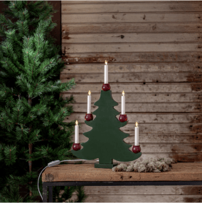 Mora Tree Grønn Fra Star Trading - Fem LED-lys pyntet med r&oslash;de holdere skaper en koselig gl&oslash;d og gir en tradisjonell lyseffekt.