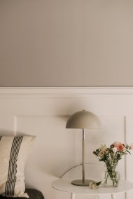 Icon 36cm Lys brun bordlampe Fra Globen Lighting - Bordlampe med matt metallskjerm i en lys lattebrun farge med kromdetaljer.