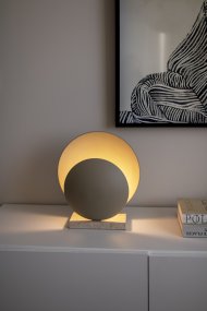Orbit 32cm Beige bordlampe Fra Globen Lighting - Metallskjermene matches med en travertinsteinsbase som gir den et estetisk tiltalende uttrykk.