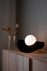 Roccia 17cm Svart bordlampe Fra Globen Lighting - Roccia er en lettplassert og ny lampe som er perfekt for; posen eller i bokhyllen.