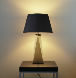 Maldon 58cm Gull bordlampe Fra Searchlight - Den gullfargede prismebasen er toppet med en moderne svart nyanse med et gullfarget interiør, som gir et snev av glamour til hjemmet ditt.