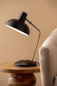 Hood 38cm Svart skrivebordslampe Fra Leitmotiv - Den bevegelige skjermen med hvitt innside gir en jevn og behagelig lysfordeling, perfekt for lesing eller arbeid.