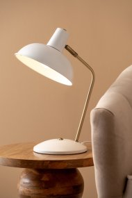 Hood 38cm Hvit skrivebordslampe Fra Leitmotiv - Lampen passer perfekt på skrivebordet eller nattbordet og blir både en praktisk lyskilde og en stilig interiørdetalj.