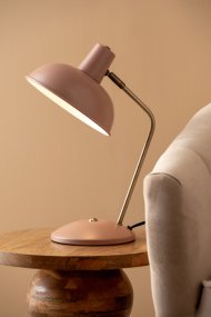 Hood 38cm Rosa skrivebordslampe Fra Leitmotiv - Den bevegelige skjermen med hvitt innside gir en jevn og behagelig lysfordeling, perfekt for lesing eller arbeid.