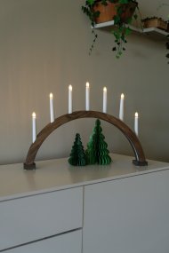 Arch 7 Lights Brunglasert Fra Konstsmide - Rammen er laget av tre med en brunbeiset overflate som gir et naturlig og tidl&oslash;st utseende.