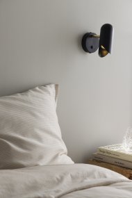 Savoy 15cm Svart Fra Globen Lighting - Savoy er en stilig vegglampe i jern med matt sort finish og elegante gulldetaljer.