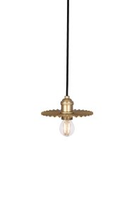 Omega Ø15 Gull vinduslampe Fra Globen Lighting - Omega taklampe med sin gullfargede og plisserte metallskjerm er en liten og nett lampe som passer godt i vinduet eller for eksempel flere deler hengende på kjøkkenet.