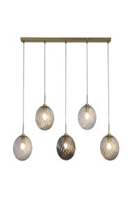 Whirl 92cm Messing Fra Searchlight - De virvlende ribbene i glasset skaper struktur og en levende lysfordeling som gir rommet en myk og innbydende atmosfære.