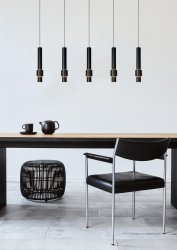 Margary 103cm Svart Taklampe Fra Lucide - Her finner du både en nedovervendt lyskilde i bunnen av sylinderen og en andre integrert LED-lyskilde som vikler seg rundt den elegante stangen, omgitt av en andre sylinder.