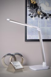 Vario Led 42cm Hvit skrivebordslampe Fra Lucide - Den innebygde LED-lyskilden justeres fra 2700 K til 6500 K for å skape den rette atmosfæren for studier eller jobb.