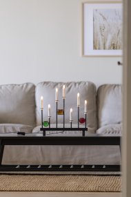 Candelabra 7 Lights Svart Fra Konstsmide - De syv lysene er innrammet av dekorative fargede glassdetaljer i gr&oslash;nt, r&oslash;dt og rav, som skaper en elegant og festlig atmosf&aelig;re.