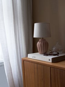 Lyon 32cm Rosa bordlampe Fra PR Home - Med sitt stilige og innbydende design passer Lyon like godt p&aring; et sidebord, nattbord eller i et vindu, hvor den blir et dekorativt og stemningsfullt element i b&aring;de klassiske og moderne hjem.